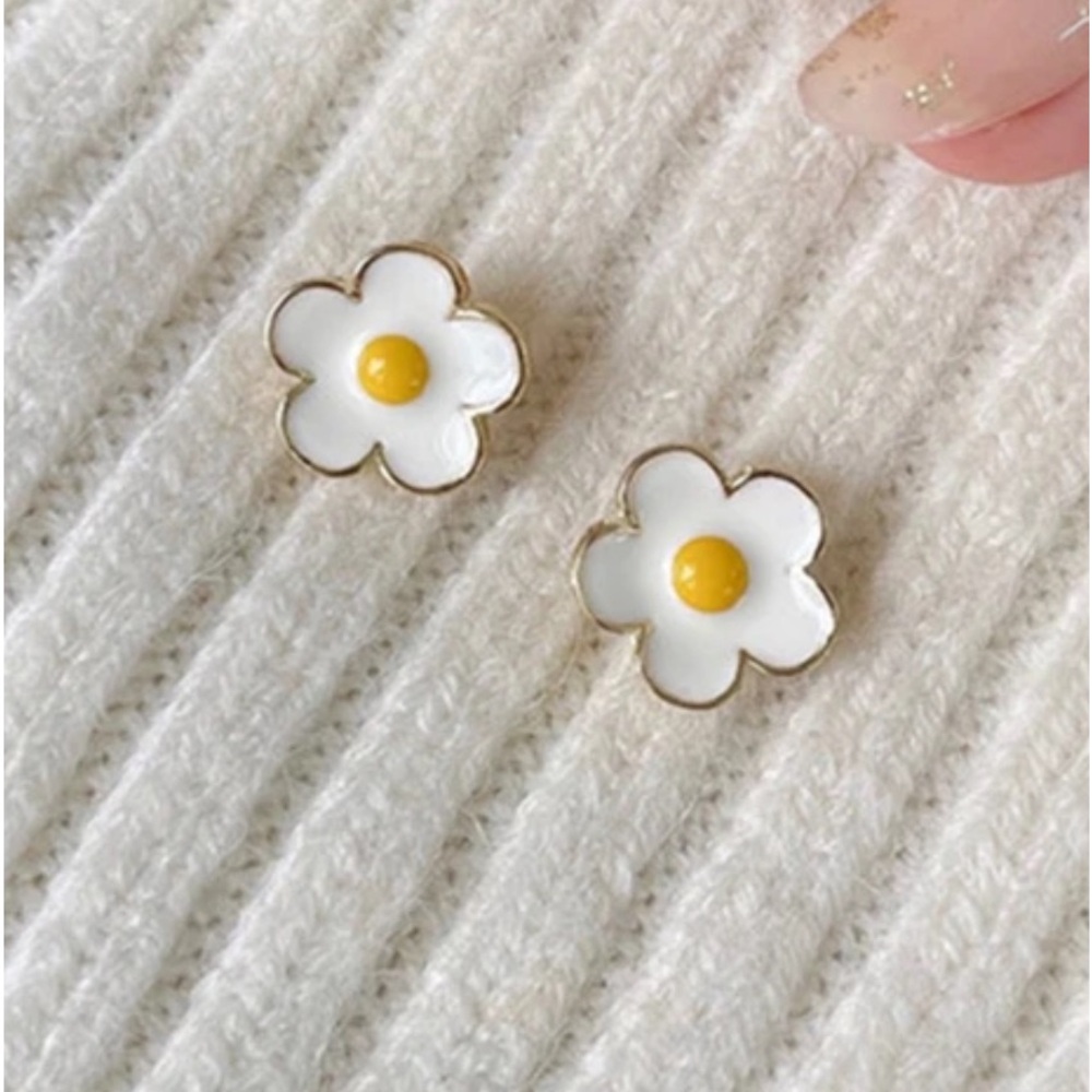 Toddler/baby girl white and yellow DAISY stud earrings/very tiny/Goldtone NEW
